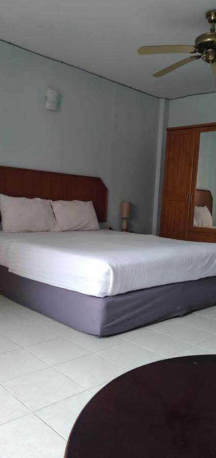 Kingfisher House And Bar Pattaya ภายนอก รูปภาพ